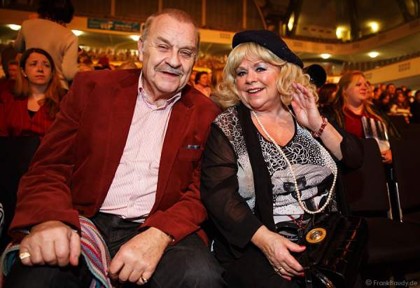 Jacob Sisters mit Begleitung bei Holiday on Ice - PLATINUM