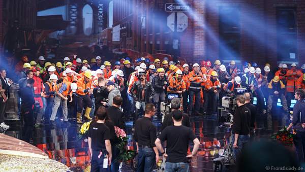 Atze Schröder oben ohne im Leder-Kostüm im "YMCA"-Finale bei Wetten, dass..? am 25. Januar 2014 in Karlsruhe