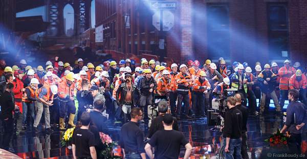 Atze Schröder oben ohne im Leder-Kostüm im "YMCA"-Finale bei Wetten, dass..? am 25. Januar 2014 in Karlsruhe