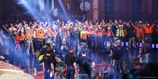 Atze Schröder oben ohne im Leder-Kostüm im "YMCA"-Finale bei Wetten, dass..? am 25. Januar 2014 in Karlsruhe
