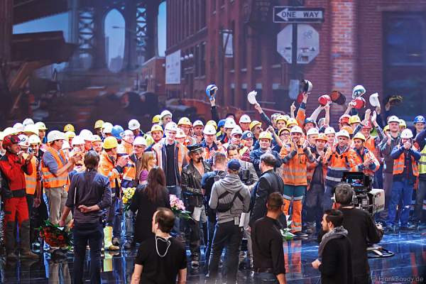 Atze Schröder oben ohne im Leder-Kostüm im "YMCA"-Finale bei Wetten, dass..? am 25. Januar 2014 in Karlsruhe