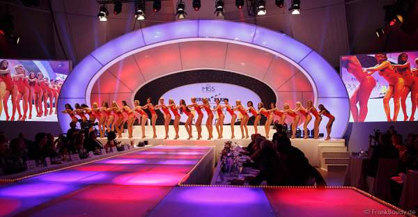 Die Teilnehmerinnen im Badeanzug - Miss Germany 2014