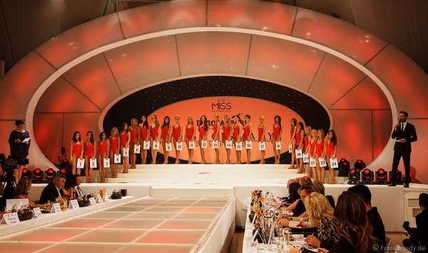 Die Teilnehmerinnen im Badeanzug - Miss Germany 2014