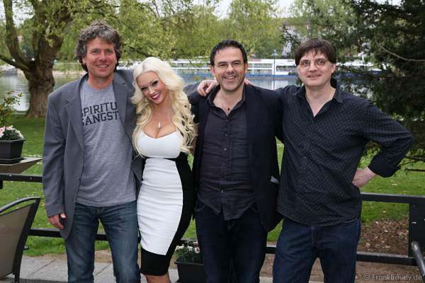 Regisseur Thomas Bohn, Daniela Katzenberger und ihr Schauspiel-Kollege Carlos Lobo sowie Autor Holger Badura