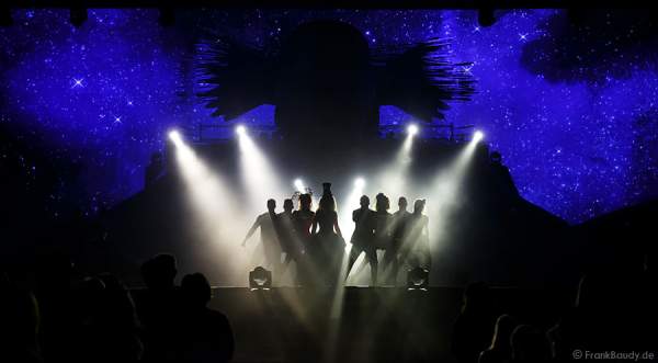 Nancy Baumann, DJ BoBo und die Künsler bei der Weltpremiere der Show CIRCUS