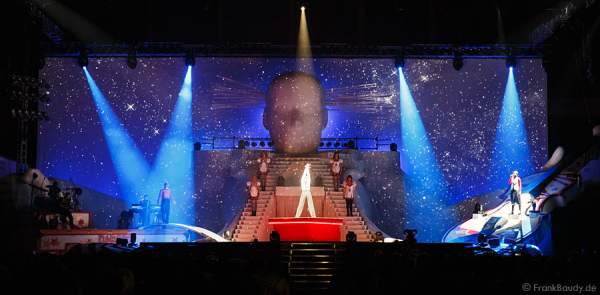 Nina Burri - Kontorsion mit der Darbietung Goldeneye DJ Bobo Circus