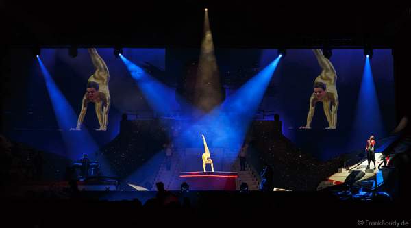 Nina Burri - Kontorsion mit der Darbietung Goldeneye DJ Bobo Circus