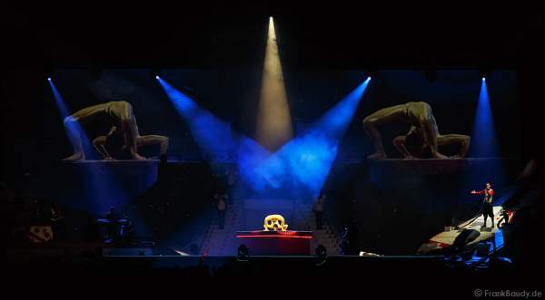 Schlangenfrau Nina Burri mit der Darbietung Goldeneye DJ Bobo Circus