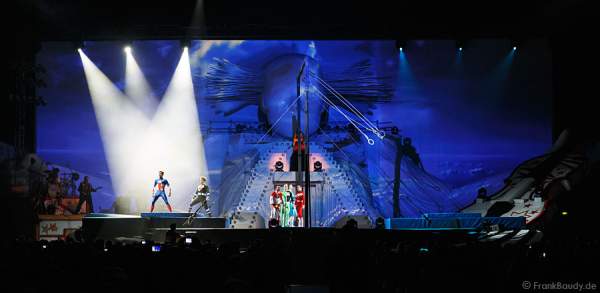 Kunst- und Geräteturner des Schweizer Nationalteams bei der Weltpremiere der Show CIRCUS von DJ BoBo