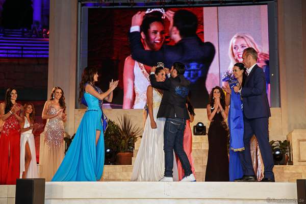 Francèk Prsà von Francèk Friseure krönt Miss WM 2014 Daniela Ocoro Mejia