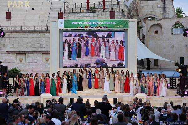 Sabrina Kufner, Myryse Marceline Yombi, Angela Loboda, Maria Mercedes Bauer, Rachael Louise Herraman, Natalia Lermanda, Danielle Bubberman, Alina Dutack, Zanele Jaax, Marilena Violaki, Nanami Tsuyama, Daniela Ocoro Mejia, Juliane Rohlmann, Phoebe Barrett, Julia Dimkovski, Sophia McKenzie, Laritza Arteaga, Camille Peysselon, Diana Schoutsen, Michelle Schmid, Chantal Echalecú, Maja Hodzic, Sepideh Karimnejad-Tari, Anja Lopes, Gianna Rose, Diana Opoku, Stephanie von Ruckteschell, Felicia Kitchings, Ines Belkacem, Sarah Van Elst, Ekaterina Ottenbacher, Martina Lee bei der Miss WM 2014 Wahl im Europa-Park Rust