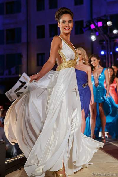Daniela Ocoro Mejia im Abendkleid auf dem Laufsteg bei der Miss WM 2014 Wahl im Europa-Park Rust