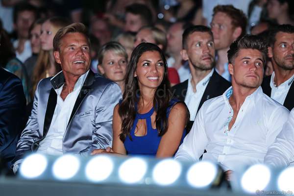 Dieter Bohlen und Carina Walz bei der Open Air Fashion Show von CAMP DAVID und SOCCX im Europa-Park