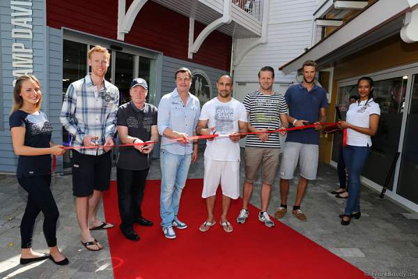 Am 7. Juni 2014 eröffnete das erfolgreiche Modeunternehmen CLINTON Group zusammen mit CAMP DAVID-Markenbotschafter Dieter Bohlen seinen ersten Erlebnisstore in Deutschlands größtem Freizeitpark.