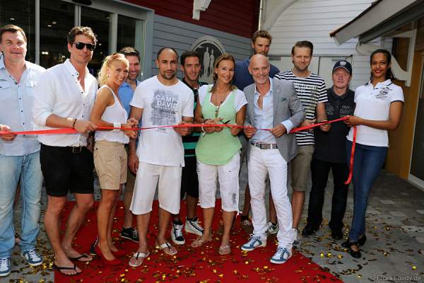 Am 7. Juni 2014 eröffnete das erfolgreiche Modeunternehmen CLINTON Group zusammen mit CAMP DAVID-Markenbotschafter Dieter Bohlen seinen ersten Erlebnisstore in Deutschlands größtem Freizeitpark.