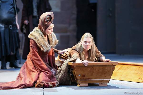 Eva Gosciejewicz als Königin Ute und Charlotte Puder als Kriemhild