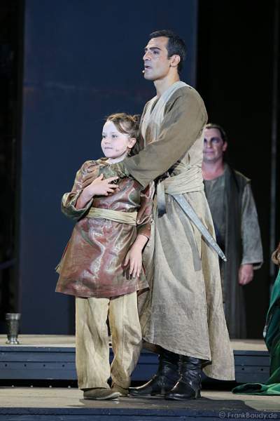 Erol Sander als Hunnenkönig Etzel und Romeo Hinkel als Ornit