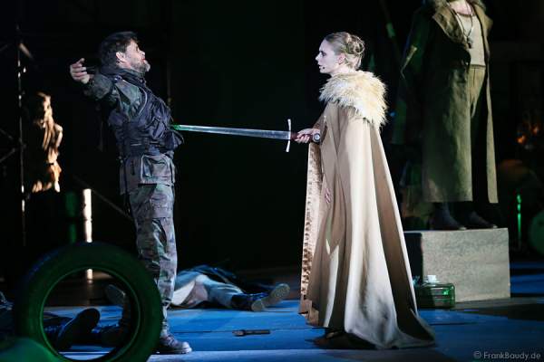 Lars Rudolph als Hagen und Charlotte Puder als Kriemhild