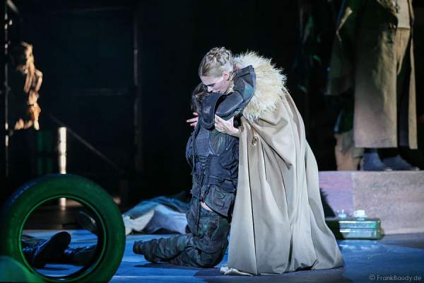 Lars Rudolph als Hagen und Charlotte Puder als Kriemhild