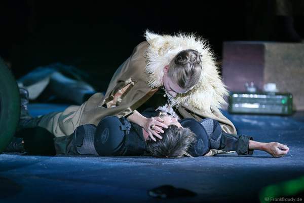 Lars Rudolph als Hagen und Charlotte Puder als Kriemhild