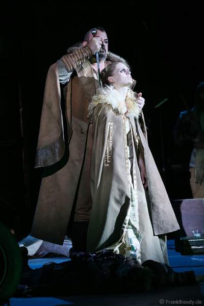 Robert Joseph Bartl als Dietrich von Bern und Charlotte Puder als Kriemhild