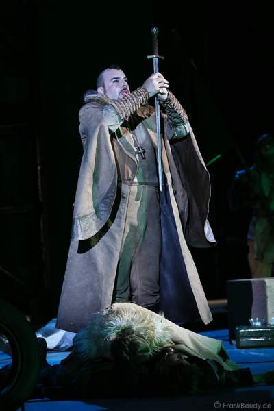 Robert Joseph Bartl als Dietrich von Bern und Charlotte Puder als Kriemhild