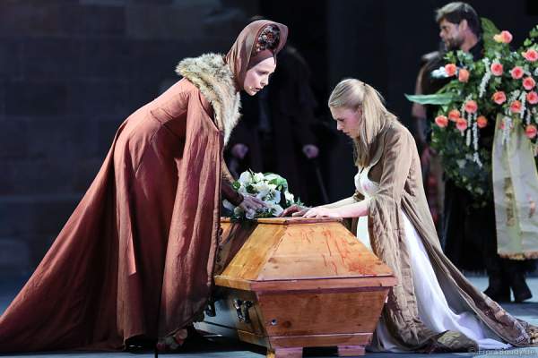 Eva Gosciejewicz als Königin Ute und Charlotte Puder als Kriemhild