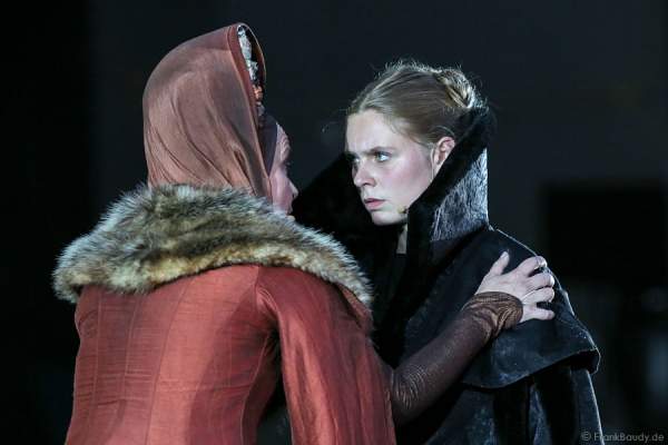 Eva Gosciejewicz als Königin Ute und Charlotte Puder als Kriemhild