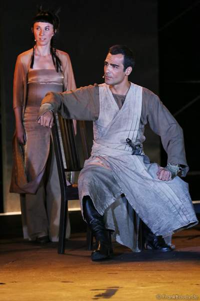 Erol Sander als Etzel und Eva Piringer als Übersetzerin am Hofe Etzels