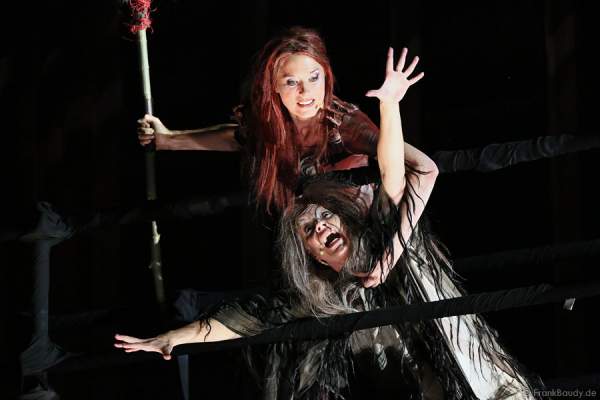 Franziska Reichenbacher als Schamanin und Eva Gosciejewicz als Hohepriesterin