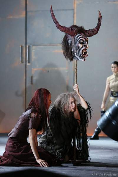 Franziska Reichenbacher als Schamanin) und Eva Gosciejewicz als Hohepriesterin