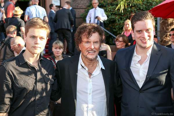 Dieter Wedel (mitte) mit Sohn Benjamin (links) und Sohn Dominik Elsner (rechts) auf dem roten Teppich der Nibelungen-Festspiele 2014, born this way