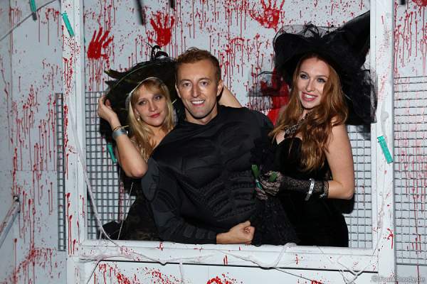 Elisabeth Bülowius (Schwester von Georgina Bülowius), Prinz Mario-Max zu Schaumburg-Lippe, Georgina Fleur bei der Horror Glam Night 2014 im Europa-Park