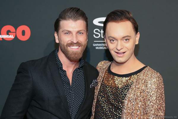 Ex-"Dschungelcamp"-Bewohner Julian Stoeckel (rechts) mit Begleitung