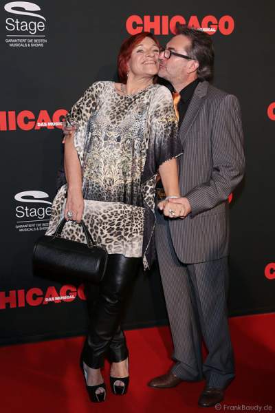 Sängerinnen Lou Hoffner mit Begleitung