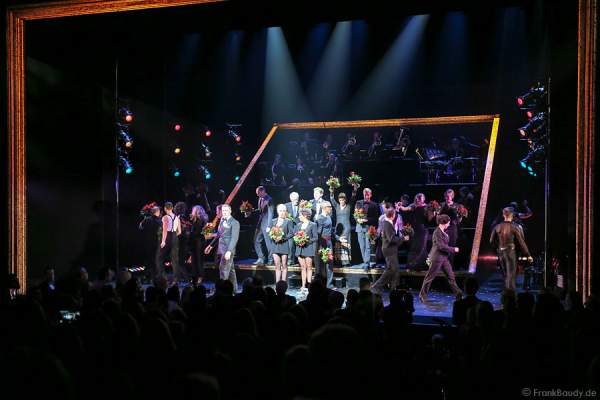 Schlussablaus Chicago Stuttgart Carien Keizer als Roxie Hart, Lana Gordon als Velma Kelly und Nigel Casey als Billy Flynn