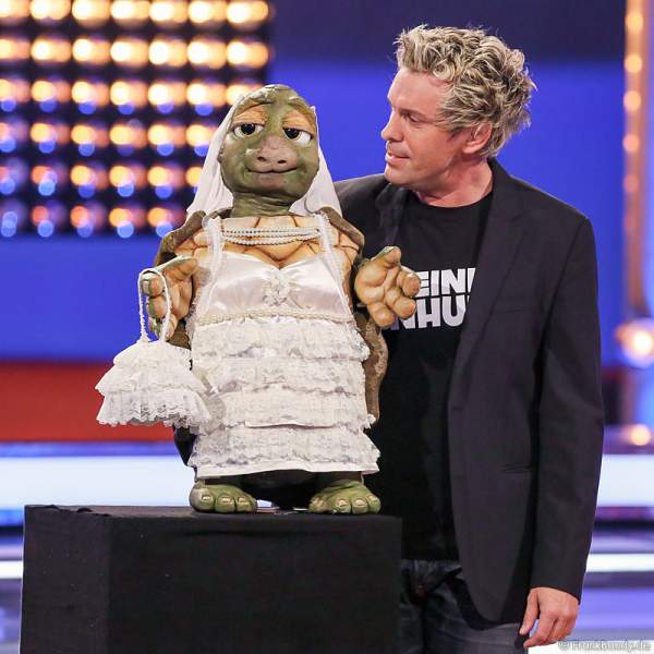 Comedian Sascha Grammel mit Handpuppe Josie im Hochzeitskleid bei Verstehen Sie Spaß? 2014 in Offenburg