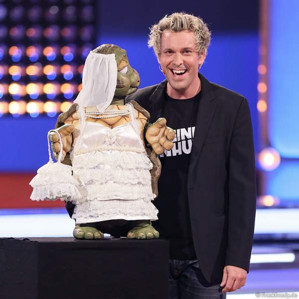 Comedian Sascha Grammel mit Handpuppe Josie im Hochzeitskleid bei Verstehen Sie Spaß? 2014 in Offenburg