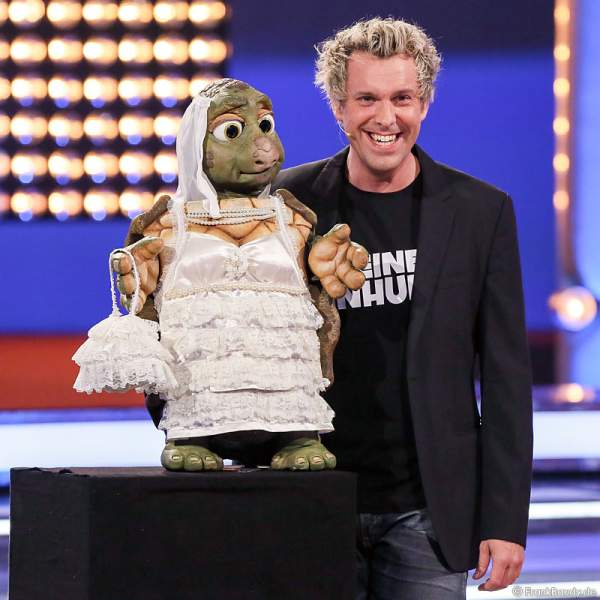 Comedian Sascha Grammel mit Handpuppe Josie im Hochzeitskleid bei Verstehen Sie Spaß? 2014 in Offenburg