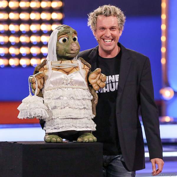 Comedian Sascha Grammel mit Handpuppe Josie im Hochzeitskleid bei Verstehen Sie Spaß? 2014 in Offenburg