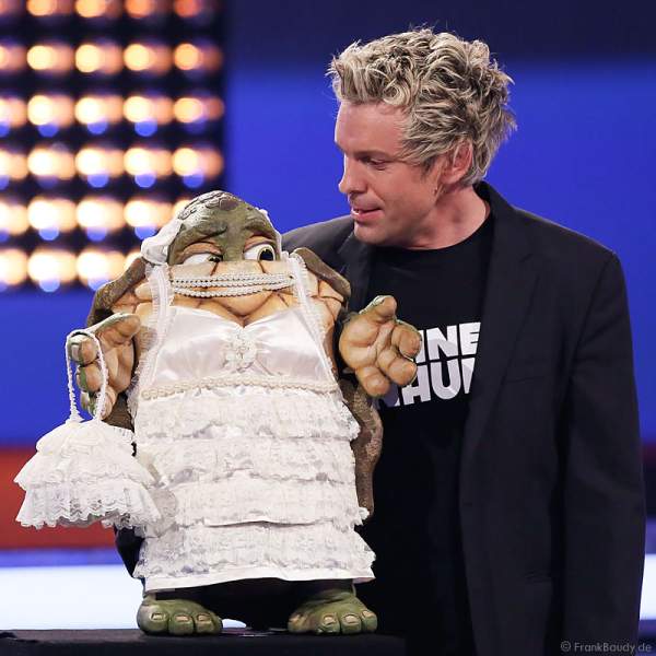 Comedian Sascha Grammel mit Handpuppe Josie im Hochzeitskleid bei Verstehen Sie Spaß? 2014 in Offenburg