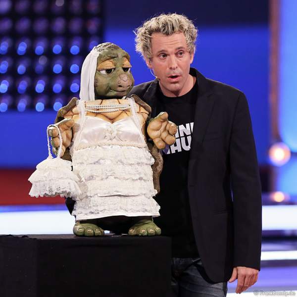 Comedian Sascha Grammel mit Handpuppe Josie im Hochzeitskleid bei Verstehen Sie Spaß? 2014 in Offenburg