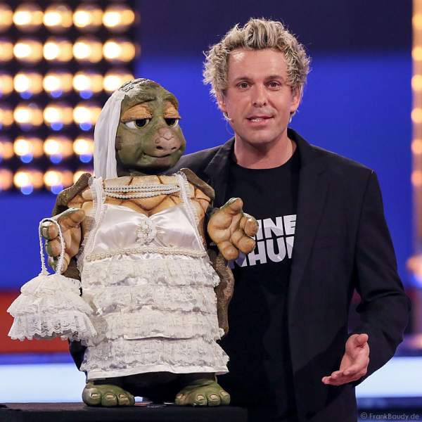 Comedian Sascha Grammel mit Handpuppe Josie im Hochzeitskleid bei Verstehen Sie Spaß? 2014 in Offenburg
