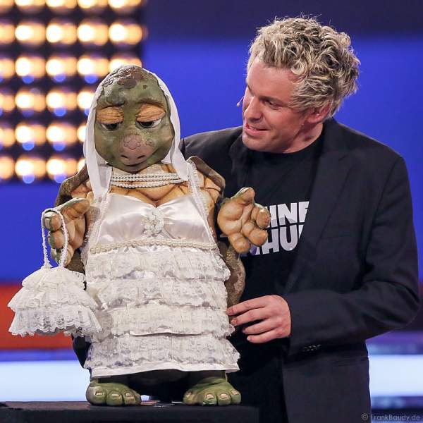 Comedian Sascha Grammel mit Handpuppe Josie im Hochzeitskleid bei Verstehen Sie Spaß? 2014 in Offenburg