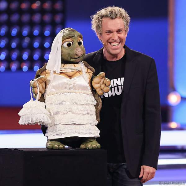 Comedian Sascha Grammel mit Handpuppe Josie im Hochzeitskleid bei Verstehen Sie Spaß? 2014 in Offenburg