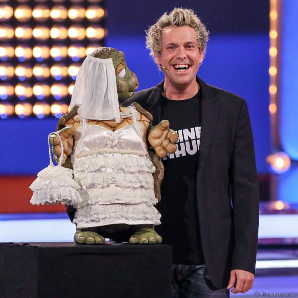 Comedian Sascha Grammel mit Handpuppe Josie im Hochzeitskleid bei Verstehen Sie Spaß? 2014 in Offenburg