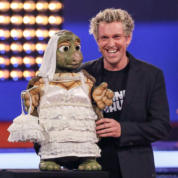 Comedian Sascha Grammel mit Handpuppe Josie im Hochzeitskleid bei Verstehen Sie Spaß? 2014 in Offenburg
