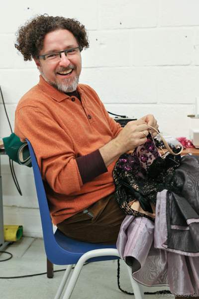 Volker Deutschmann in der Kostümwerkstatt von Holiday on Ice