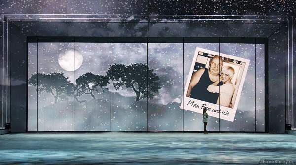 Szene MEIN PAPA UND ICH mit Annette Dytrt bei Holiday on Ice PASSION