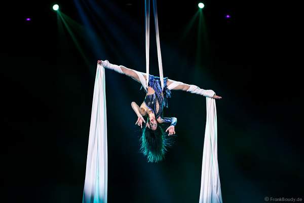 Luftakrobatin Simone Heitinga am Vertikaltuch bei Holiday on Ice PASSION